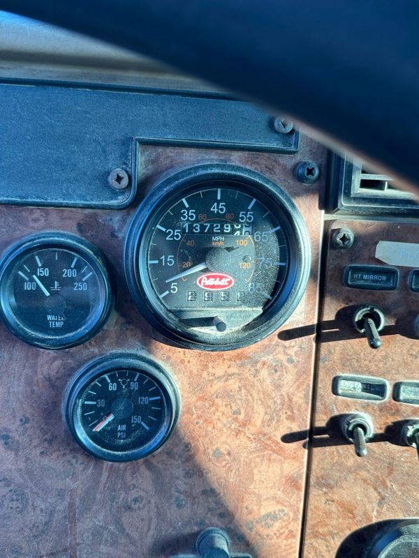 Peterbilt Single Axle Dump Truck (Manual) 137,000 miles - Image 5