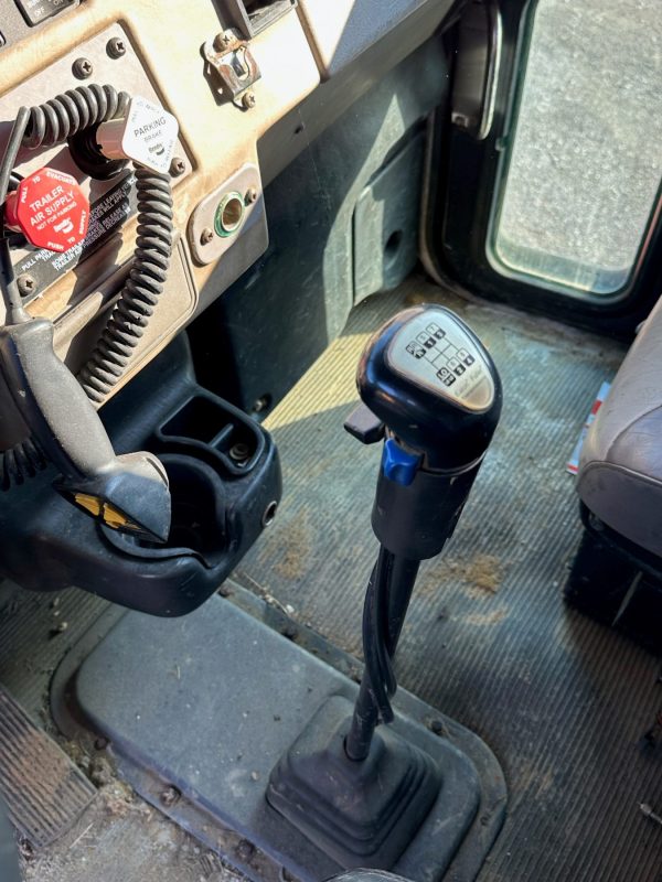 Peterbilt Single Axle Dump Truck (Manual) 137,000 miles - Image 4